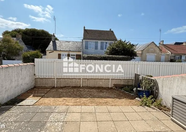 Grand studio en rez-de-chaussée avec terrasse à 100 m de la plage