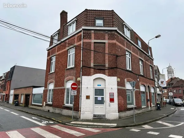 Immeuble d'angle - plein centre avec stationnement