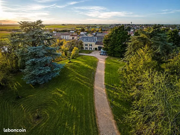 A 17 km de Poitiers - Maison de Maître de 270 m² - Charme, confort moderne et potentiel locatif exce