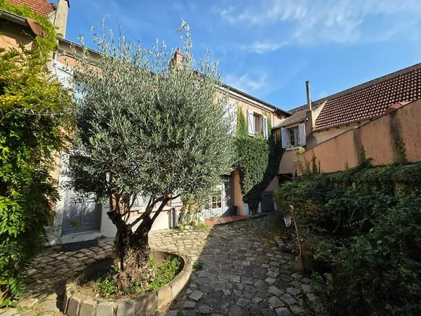 Immeuble de 232, 89 m² Verrieres Le Buisson