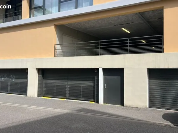 Stationnement type parking ouvert privé et sécurisé