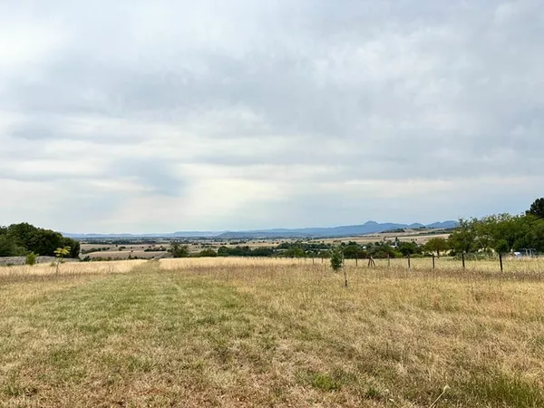 Terrain de plus de 7.300 m² - vue imprenable sur la Chaîne des Puys
