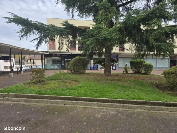 Local commercial PLAISIR 55 m²