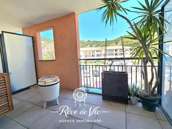 JOLI STUDIO DANS RESIDENCE RECENTE AVEC TERRASSE