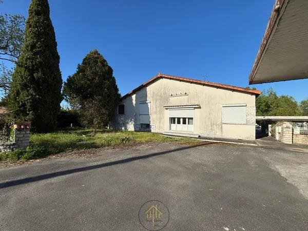 Grande maison d'environ 200 m2 avec un magnifique étang de 2