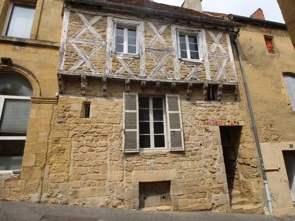 Maison médiévale à restaurer, au coeur de Gourdon.