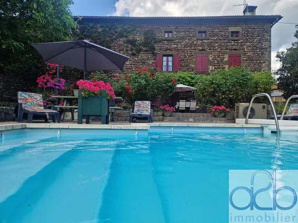 Grand corps de ferme, idéal pour maison familiale sur 2900 m² de terrain avec piscine