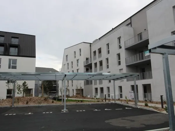 SAINTE LUCE SUR LOIRE BOURG - Parking extérieur