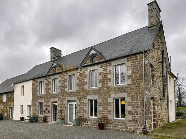 Propriété familiale de 195 m² rénovée avec deux maisons au calme