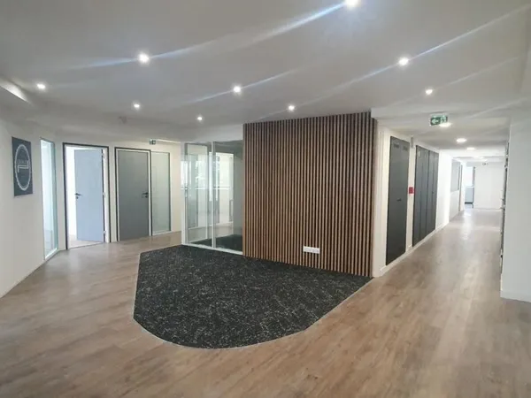 Bureaux à louer à proximité immédiate du T2 "LONGCHAMPS"