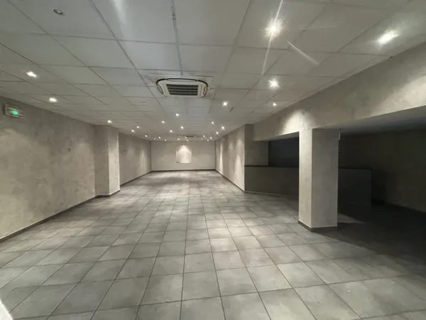 LOCAL DE 200 M2 AVEC JARDIN PARKING 13011 LES CAMOINS