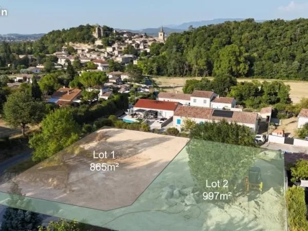 Terrain à bâtir de 865 m² vu sur le village