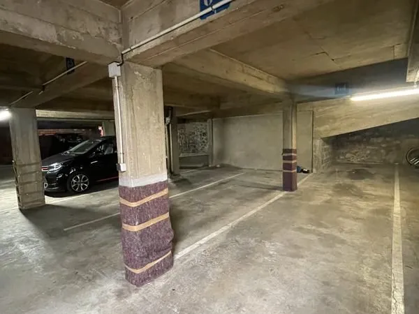 Garage/Parking - Double place dans immeuble - Montparnasse - Accès rampe