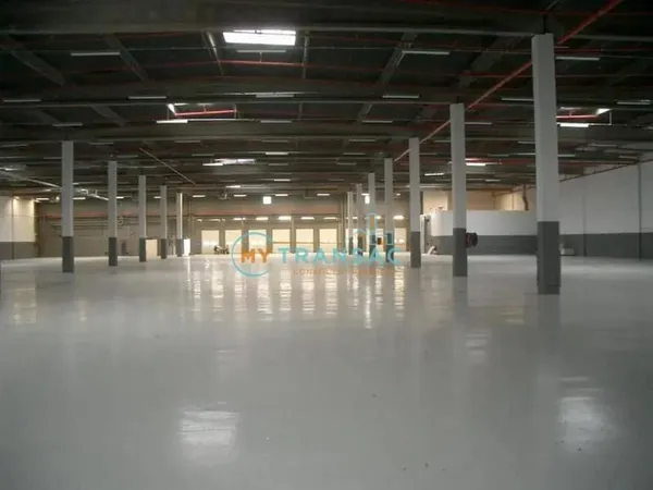 LES ULIS 4 272 m² d'entrepôt à louer