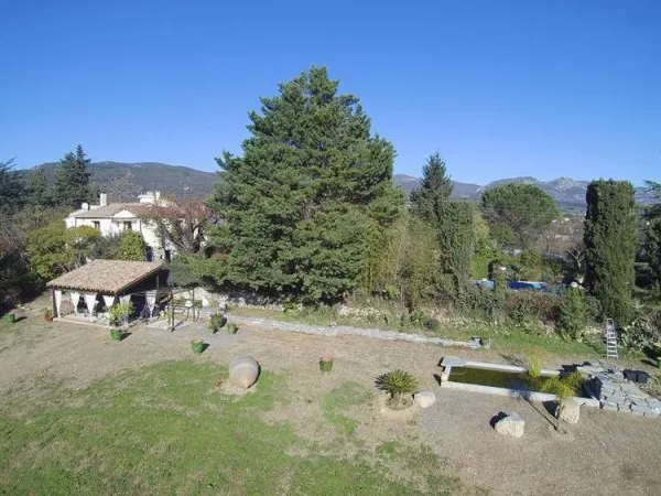 maison de campagne dans une oasis de verdure