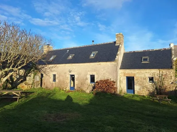 A Plogoff, belle maison en pierre dans un hameau proche de la côte sud du Cap Sizun
