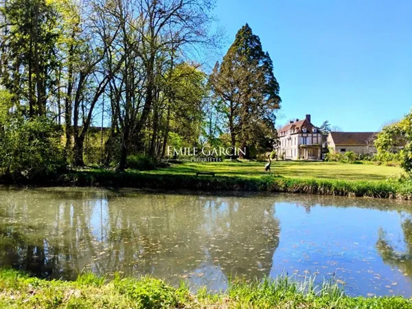 A vendre - Bourgogne- Sens 89100 -Château XVII ème historique et familiale parc de 3.77 ha travesé p
