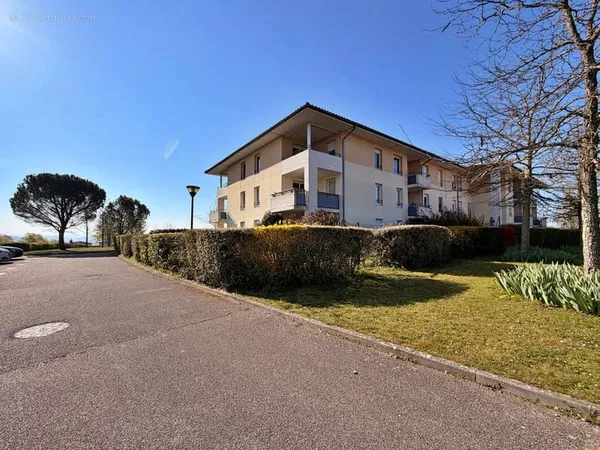 L'ISLE D'ABEAU, appartement T4 / 3 chambres / terrasse / piscine / jardin...
