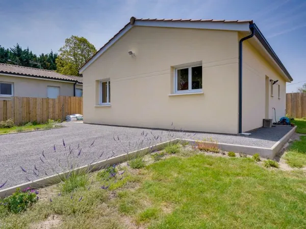 Maison 4 pièces d'environ 82m2 habitables sur parcelle de 400m2