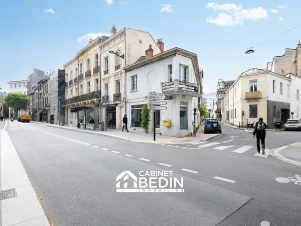 SUPERBE LOCAL COMMERCIAL MURS LIBRE ET CAVE VOUTEE 75,6 m²