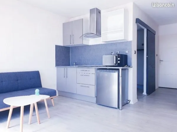 Beau F1/F2 meublé et équipé avec balcon et place de parking