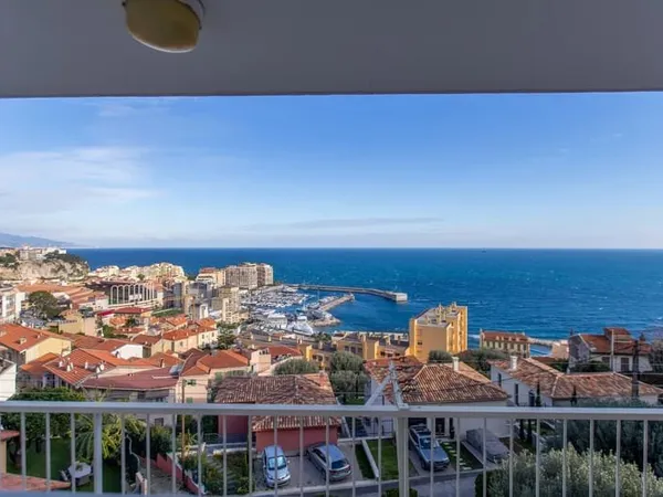Cap d'Ail, proche hôpital Princesse Grâce de Monaco, beau petit trois pièces rénové avec vue mer spe