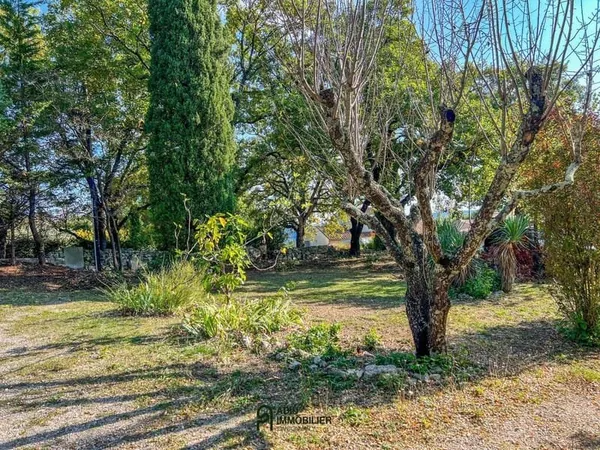 Terrain à bâtir de 633 m² - Village prisé proche d' Uzès