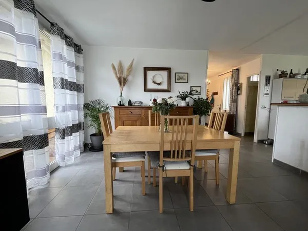 Maison deux chambres avec garage et jardin clos.