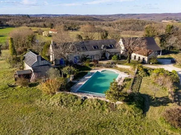 Propriété en Pierre avec Opportunité Commerciale comprenant une Maison de Hobbit et une Cabane dans 
