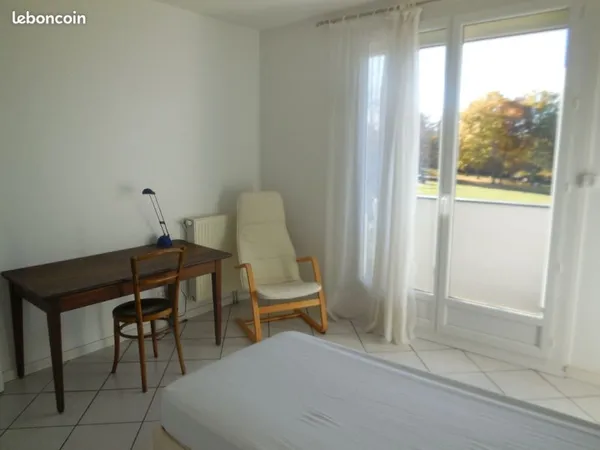 Chambre meublée avec balcon sans vis à vis dans appartement calme Bordeaux Bruges