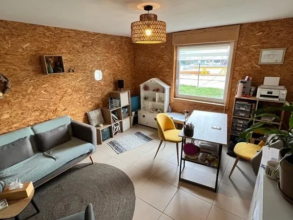 Bureau à sous louer - 300 CC