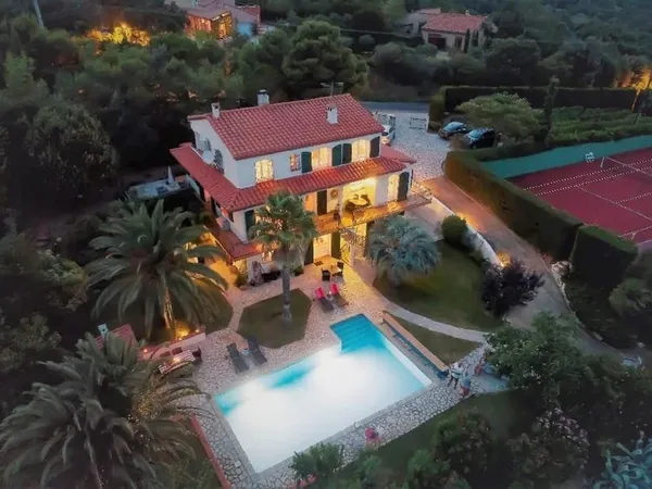 Maison 9 pièces 240 m²