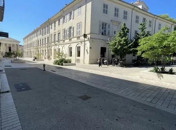 EMPLACEMENT PREMIUM : Nîmes, centre-ville, face à la Maison Carrée, local commercial 90m², possibili
