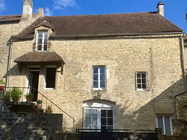 Maison familiale en pierre face à Vézelay