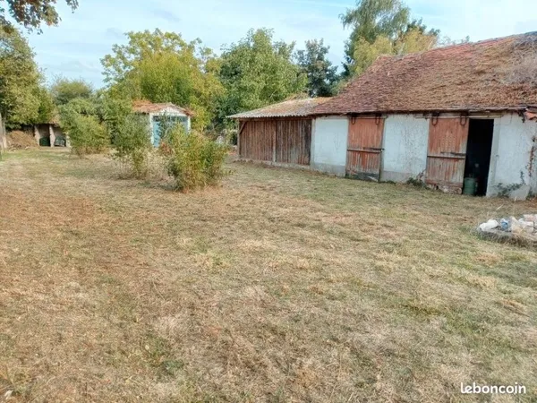 TERRAIN Constructible 650m2 clos en plein centre bourg