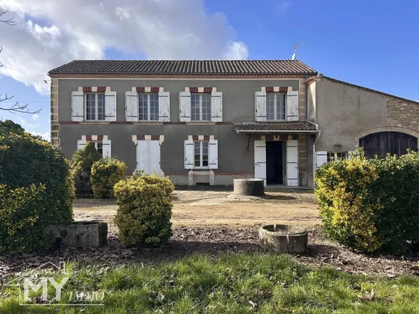 Ancienne propriété viticole avec maison à rénover et vastes dépendances.