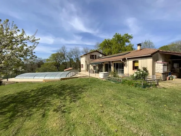 A vendre secteur Gramat, pavillon T7, 4 chambres, terrain 2 764 m² avec piscine