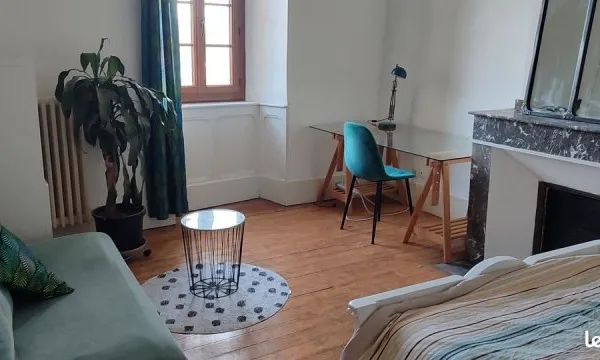 Chambre meublée