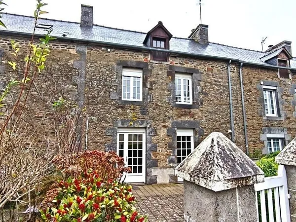 Maison située dans le bourg de Saint-Pierre-de-Plesguen