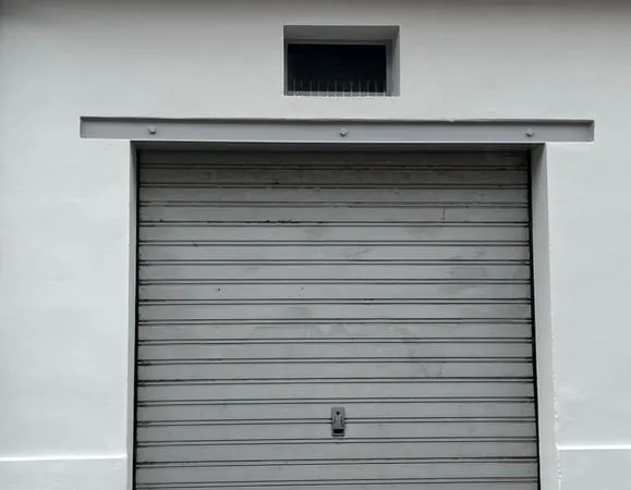 Grand garage ( box fermé )