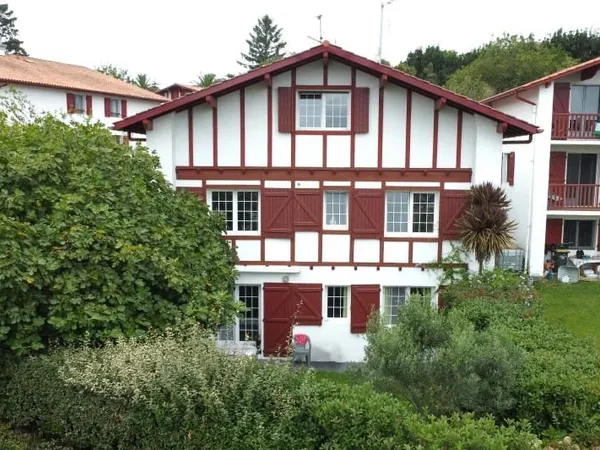 Maison 8 pièces 238 m²
