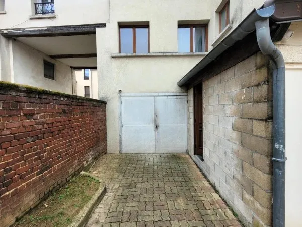 Maison de Ville, plein centre à 1,3km de la gare.