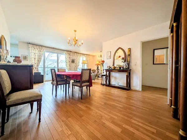 MAISONS-LAFFITTE - Appartement 4-5 pièces de 92m² avec Terrasses et BOX double en sous-sol