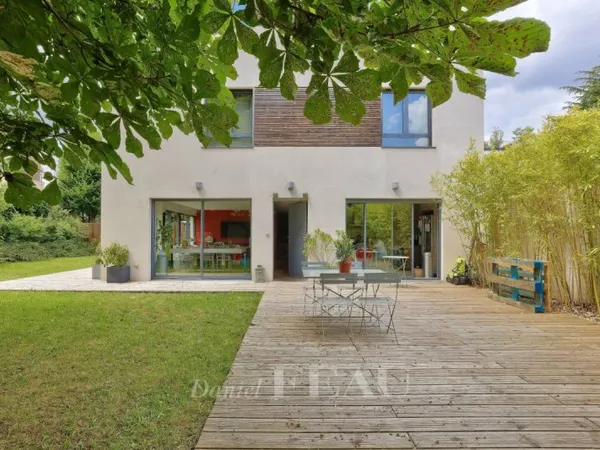 Rueil-Malmaison - Centre-ville - Triplex, jardin de 300 m² et toit-terrasse de 93 m².