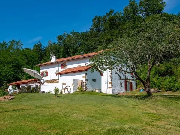 FERME RENOVEE DE PLUS DE 400 M² PROCHE DU BOURG DE SARE