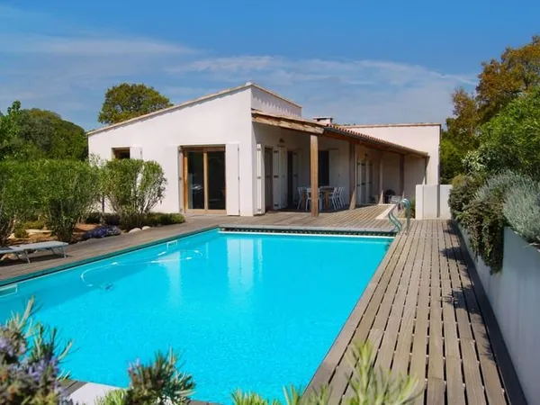 Villa d'architecte avec accès direct à la plage.