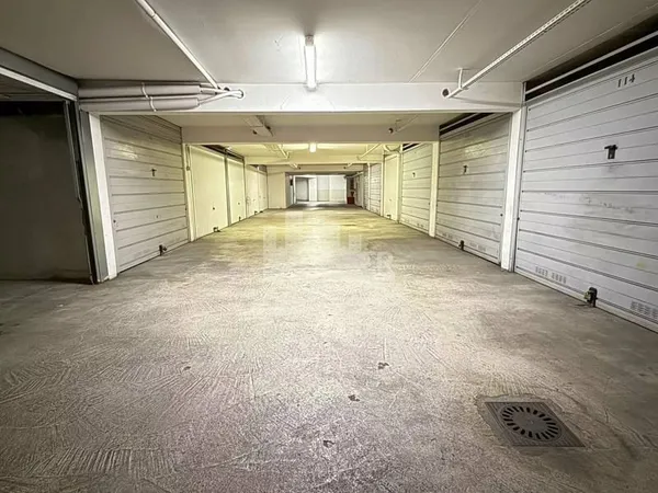 Nice / Fleur : Garage fermè