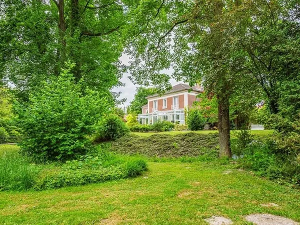 Maison villa, parc 6000 m2, structure équestre