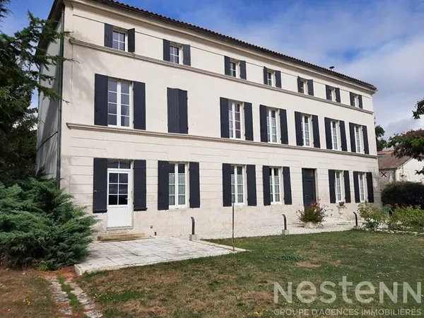 Maison bourgeoise d'exception, entièrement rénovée à vendre au CHAY à 20 minutes de Royan.