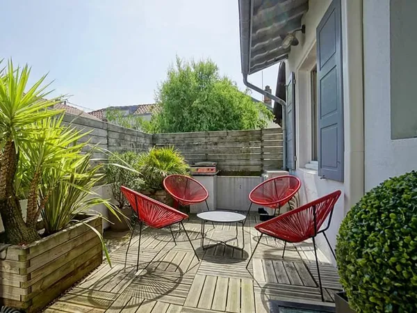BIARRITZ - Maison de ville années 30 avec terrasses et garage à deux pas du centre-ville.
